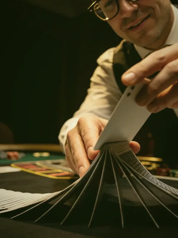 Un tapis de cartes vu depuis la banquette